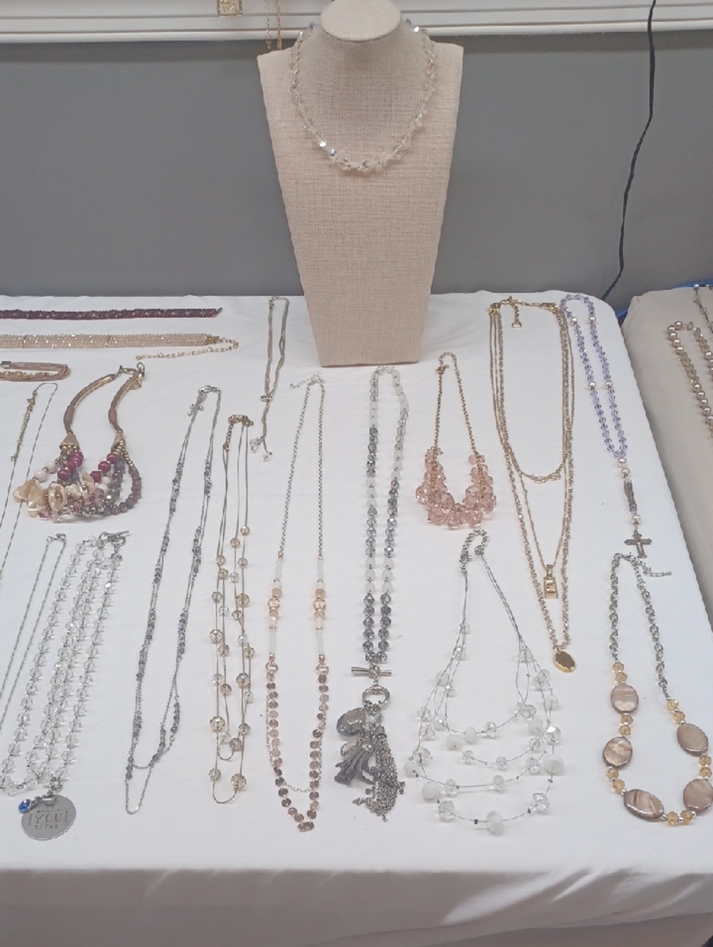 Preview For 5-19-26 .. 16lbs Of Crystal.. 8.00 Starts On Necklaces - Picture 7 of 17